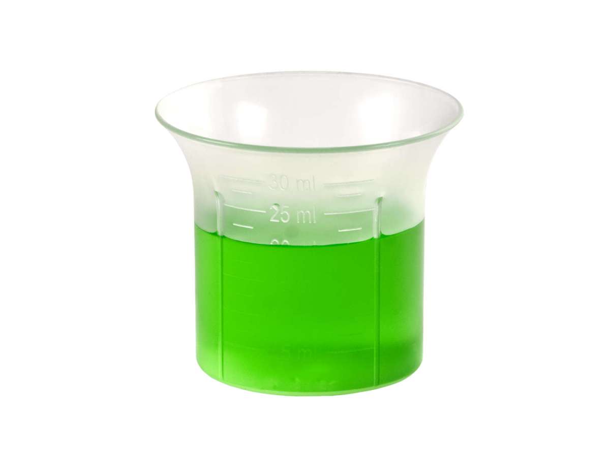 Gefüllter Messbecher mit Glasgarten Liquid protect auf Weißen Hintergrund